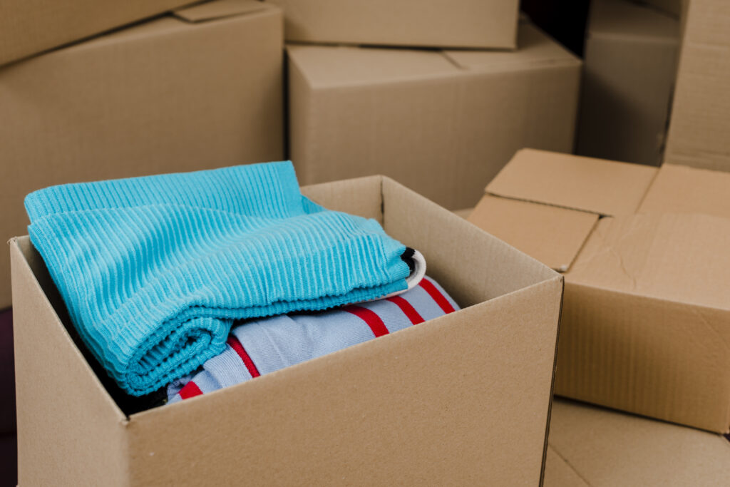 carton vêtements d'enfants