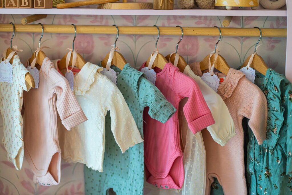 rangée de vêtements d'enfants